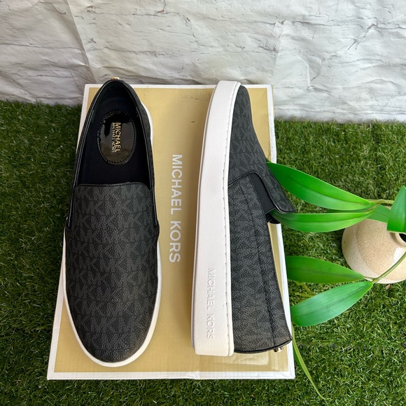MICHAEL MICHAEL KORS
Women's Keaton Slip-On Logo
Sneakers size 8.5
BLACK LOGO - Picture 15 of 16